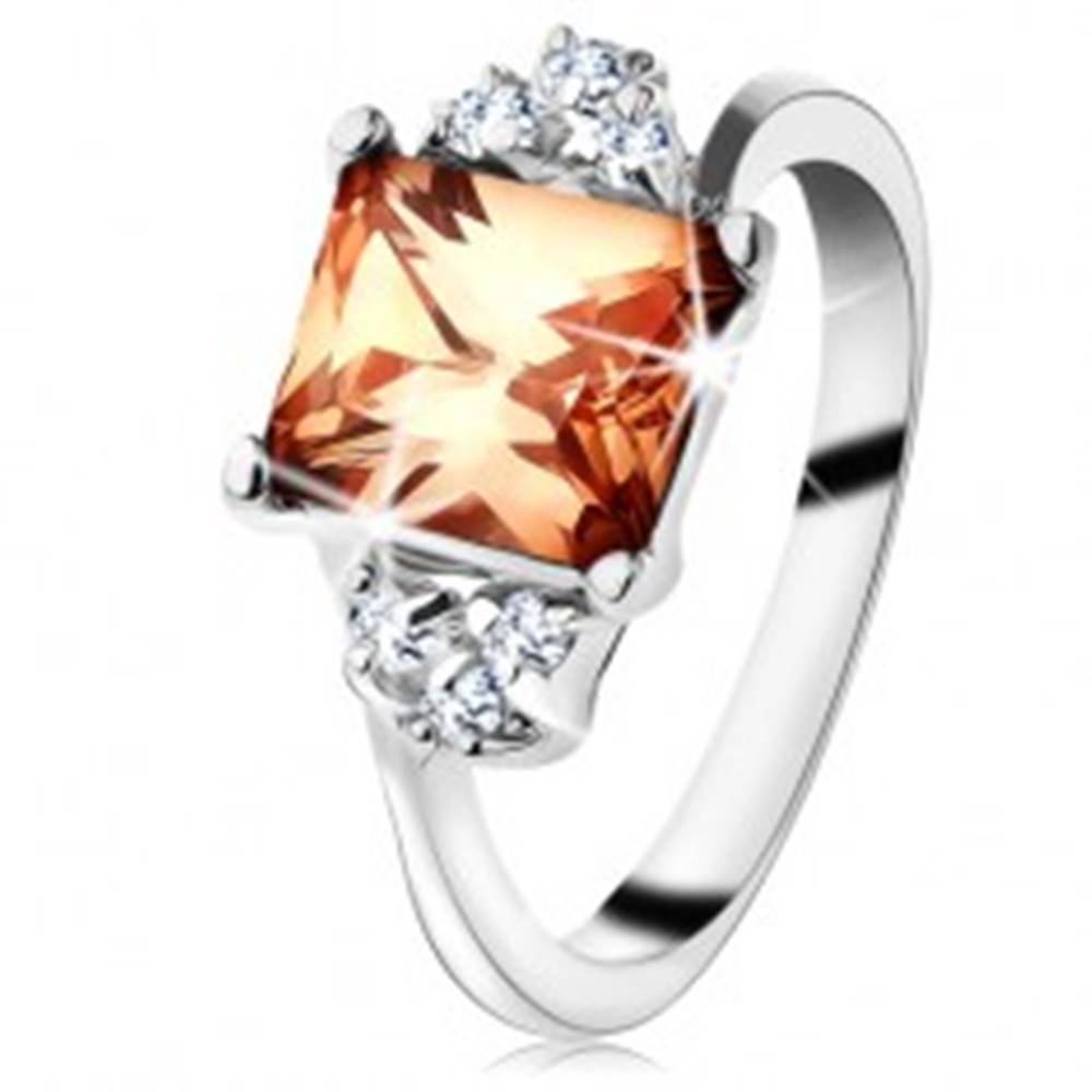 Šperky eshop Prsteň v striebornej farbe, obdĺžnikový oranžový zirkón, číre zirkóniky - Veľkosť: 48 mm