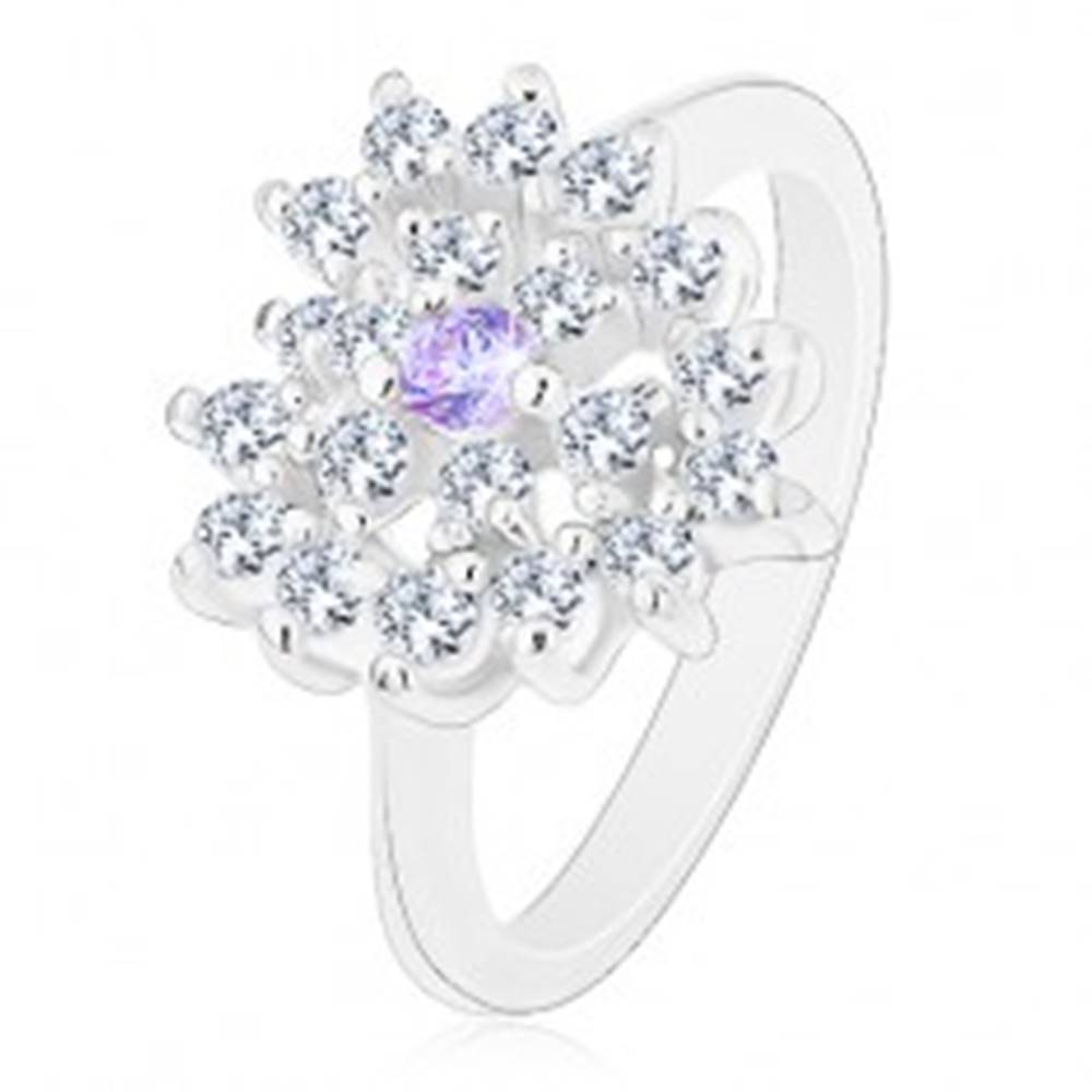 Šperky eshop Prsteň striebornej farby, číre zirkónové srdce so svetlofialovým stredom - Veľkosť: 52 mm