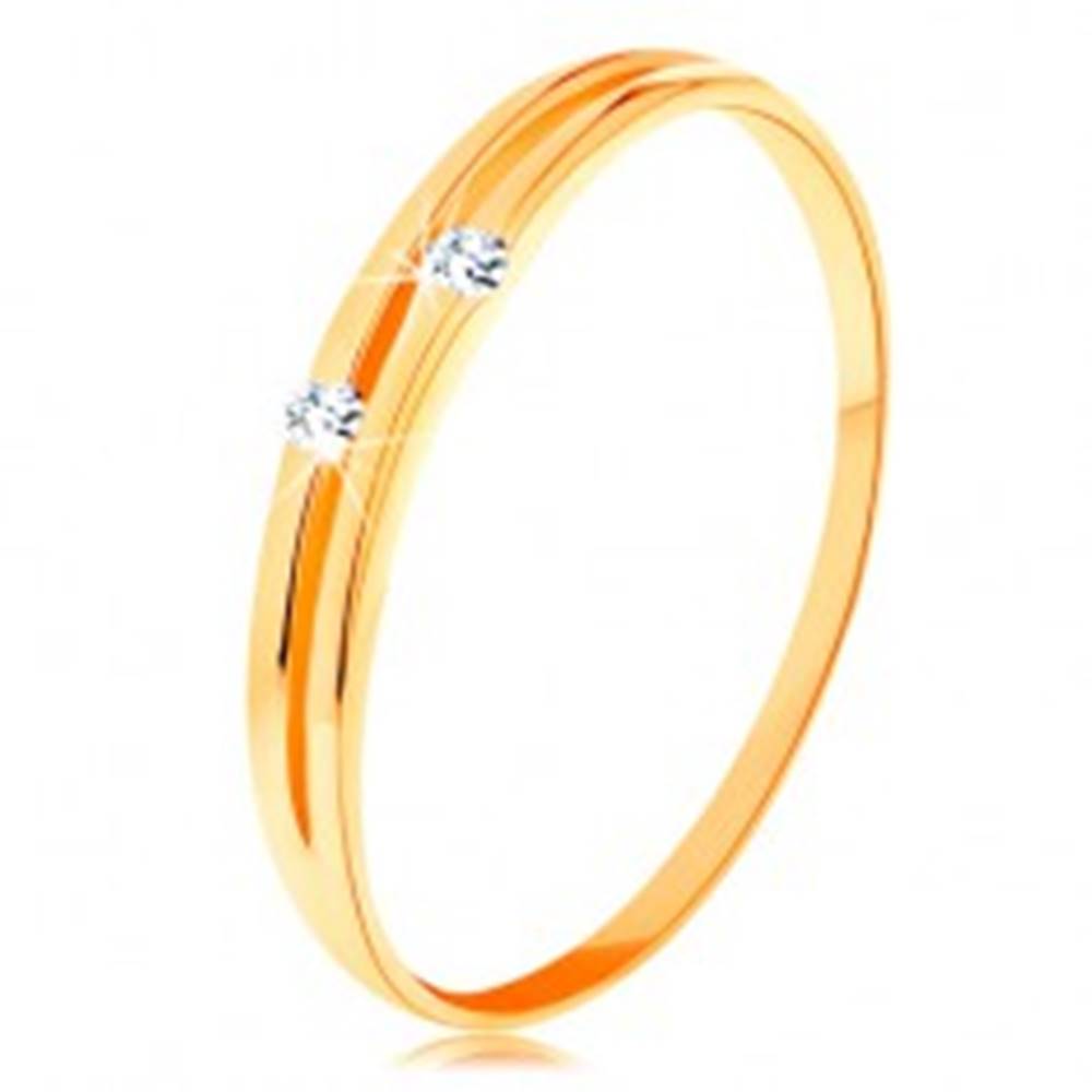 Šperky eshop Zlatý prsteň 585 - lesklé hladké ramená s úzkym výrezom a zirkónikmi - Veľkosť: 49 mm