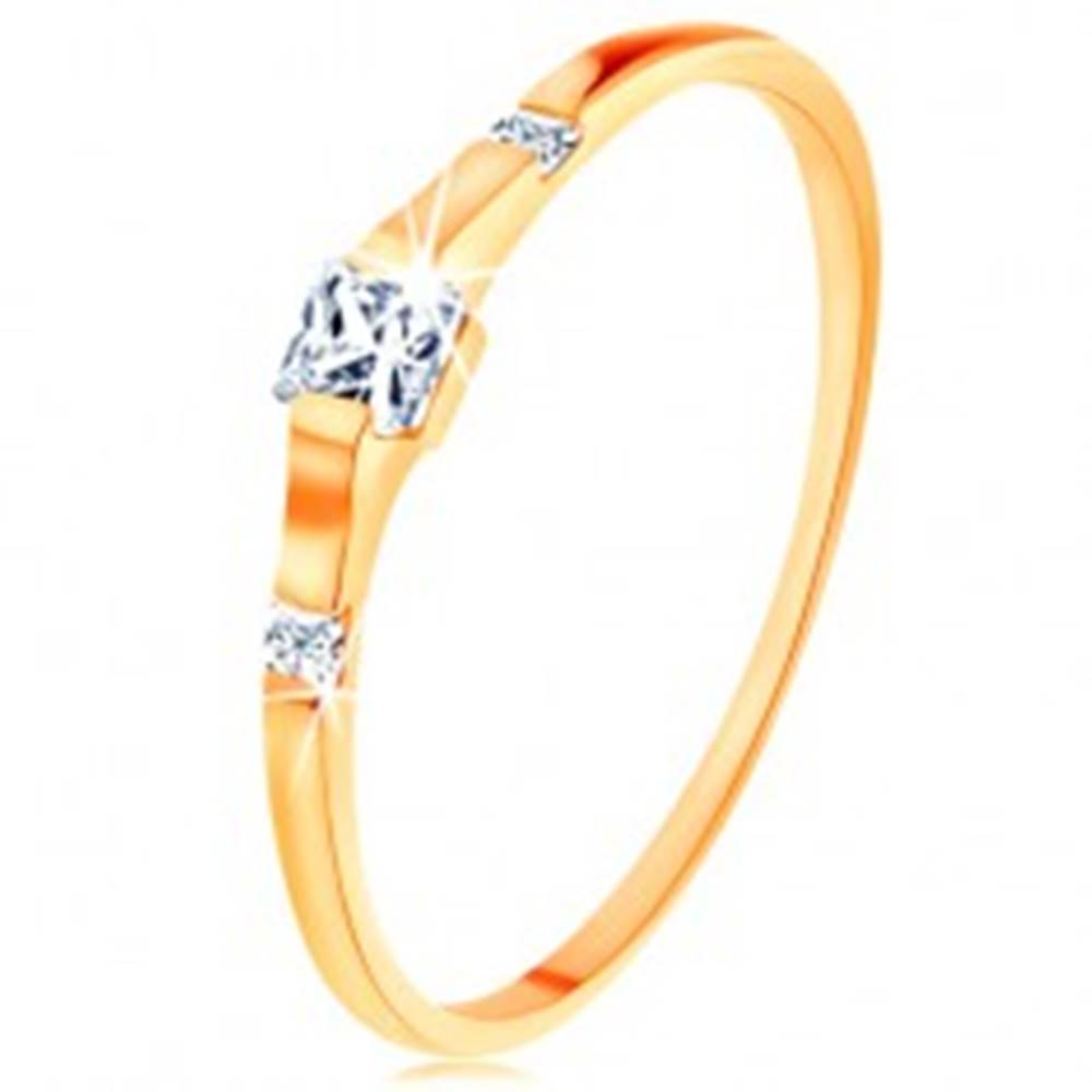 Šperky eshop Zlatý prsteň 585 - tri číre zirkónové štvorčeky, lesklé a hladké ramená - Veľkosť: 49 mm