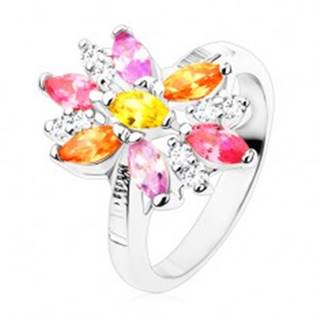 Prsteň v striebornom odtieni, veľký kvet s farebnými a čírymi lupeňmi - Veľkosť: 49 mm