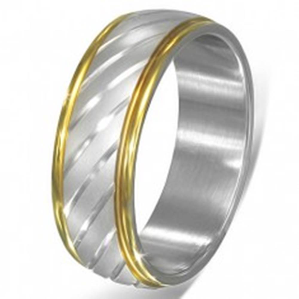 Šperky eshop Dvojfarebný oceľový prsteň - šikmé zárezy striebornej farby a lem zlatej farby - Veľkosť: 55 mm
