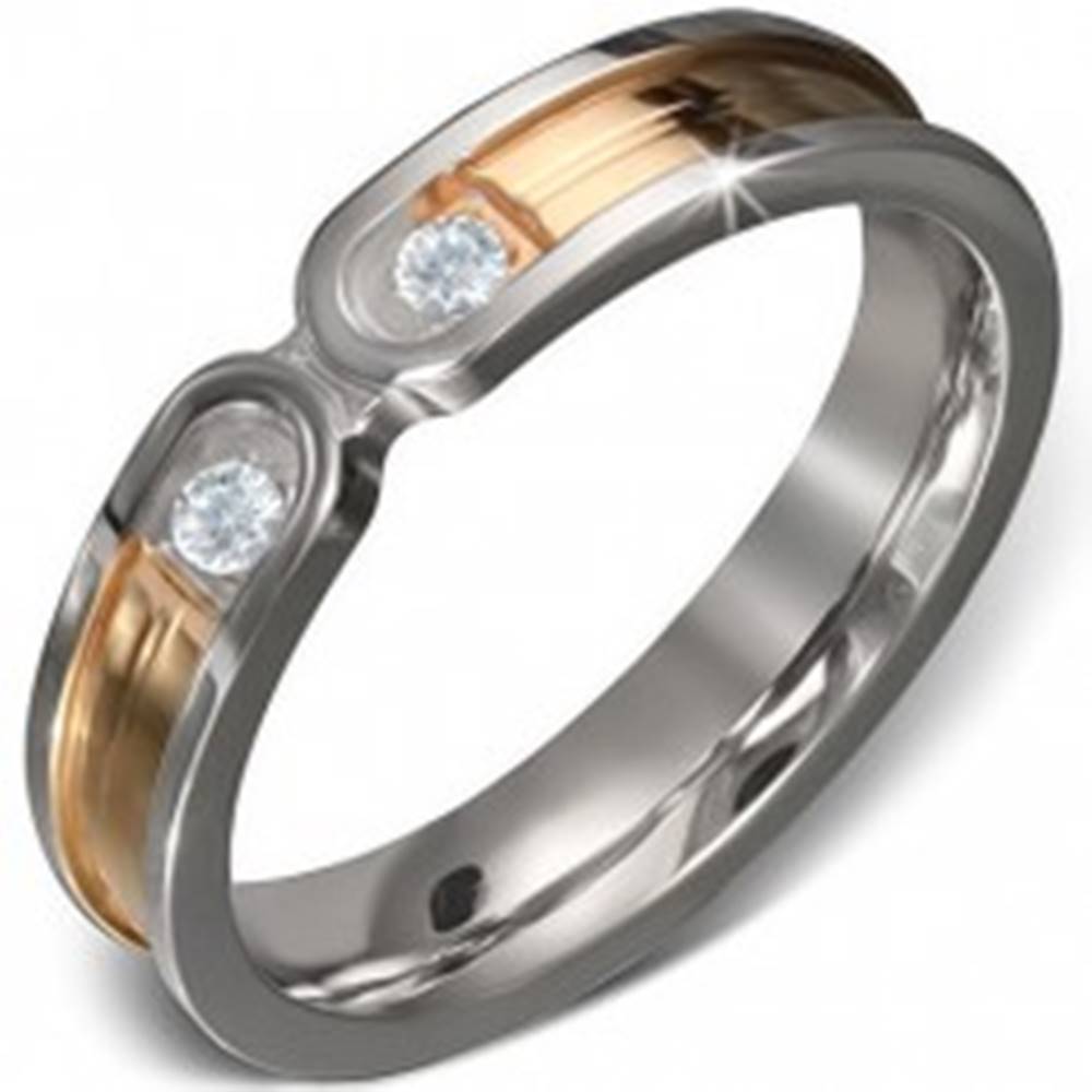 Šperky eshop Oceľový prsteň - pruh zlatej farby s lemom striebornej farby, dva číre zirkóny - Veľkosť: 50 mm