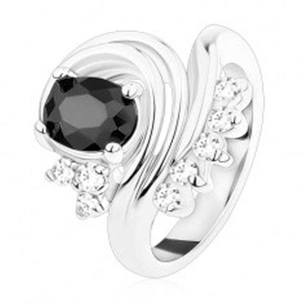 Šperky eshop Prsteň striebornej farby, čierny oválny zirkón, stočené línie, číre zirkóniky - Veľkosť: 49 mm