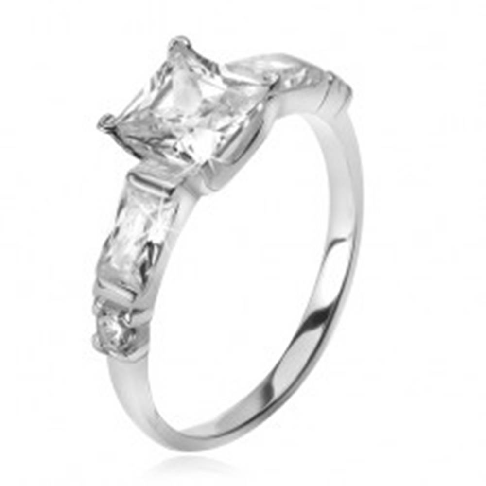 Šperky eshop Strieborný 925 prsteň, štvorcový zirkón, štyri menšie kamene v ramenách - Veľkosť: 49 mm