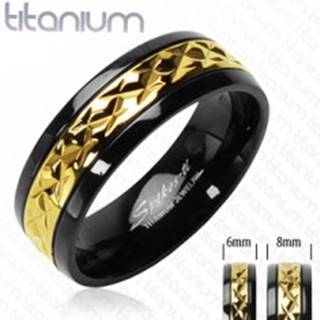 Titánový prsteň čierny so vzorovaným pruhom zlatej farby - Veľkosť: 49 mm