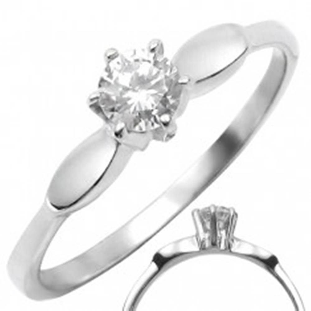 Šperky eshop Oceľový prsteň s čírym vystúpeným zirkónom s oválmi po stranách - Veľkosť: 50 mm