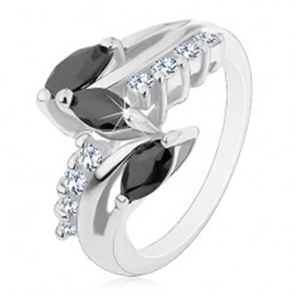Šperky eshop Prsteň v striebornom odtieni, číre zirkónové línie, čierne brúsené zrnká - Veľkosť: 49 mm
