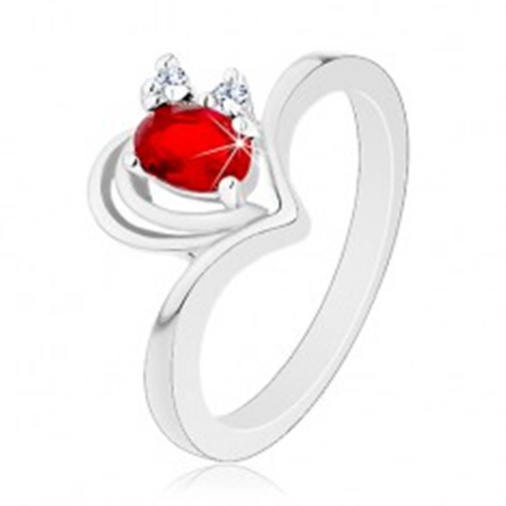 Šperky eshop Lesklý prsteň v striebornej farbe, obrys srdiečka, červeno-číre zirkóniky - Veľkosť: 48 mm