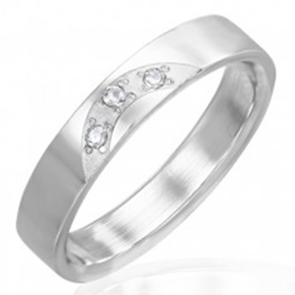Šperky eshop Lesklý prsteň z ocele - tri vsadené číre zirkóny - Veľkosť: 51 mm