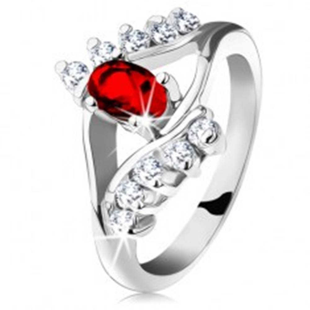 Šperky eshop Ligotavý prsteň so strieborným odtieňom, červený brúsený ovál, číre zirkóniky - Veľkosť: 48 mm