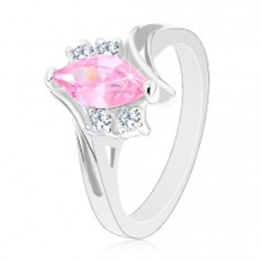 Šperky eshop Ligotavý prsteň so zárezom na ramenách, zirkóny v ružovej a čírej farbe - Veľkosť: 49 mm