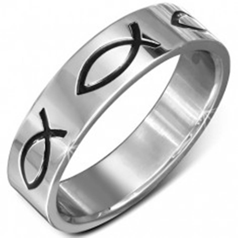 Šperky eshop Oceľový prsteň, obrúčka, vyrytá kontúra ryby, čierna glazúra - Veľkosť: 54 mm