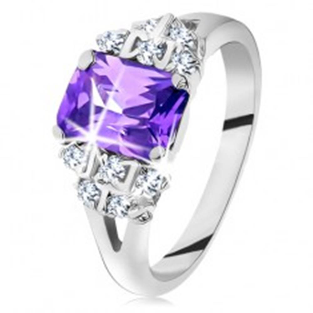 Šperky eshop Prsteň - strieborná farba, brúsený fialový zirkón, trblietavé číre zirkóniky - Veľkosť: 49 mm