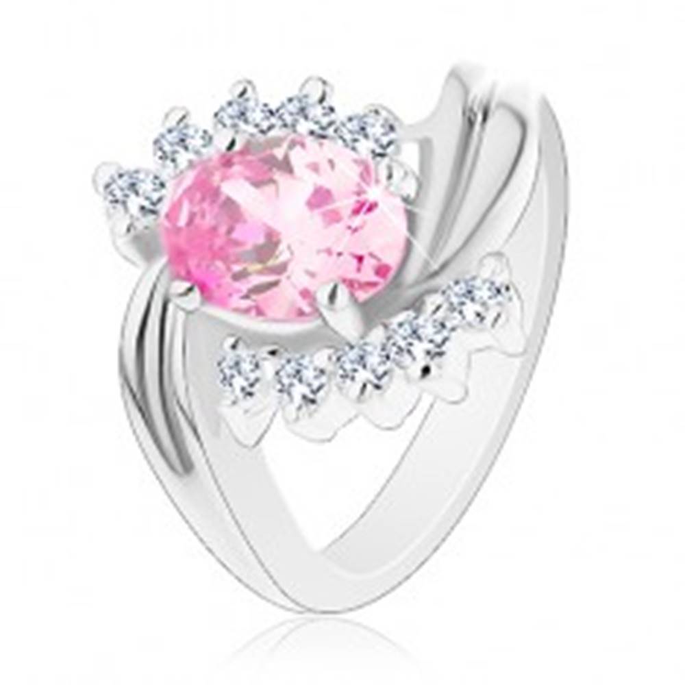 Šperky eshop Prsteň striebornej farby, zvlnené línie ramien, ružový brúsený ovál, číre zirkóniky - Veľkosť: 48 mm