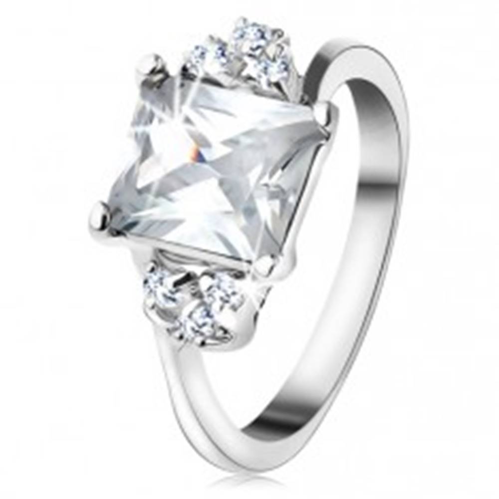 Šperky eshop Prsteň v striebornom odtieni, obdĺžnikový číry zirkón, trojica drobných zirkónikov - Veľkosť: 49 mm
