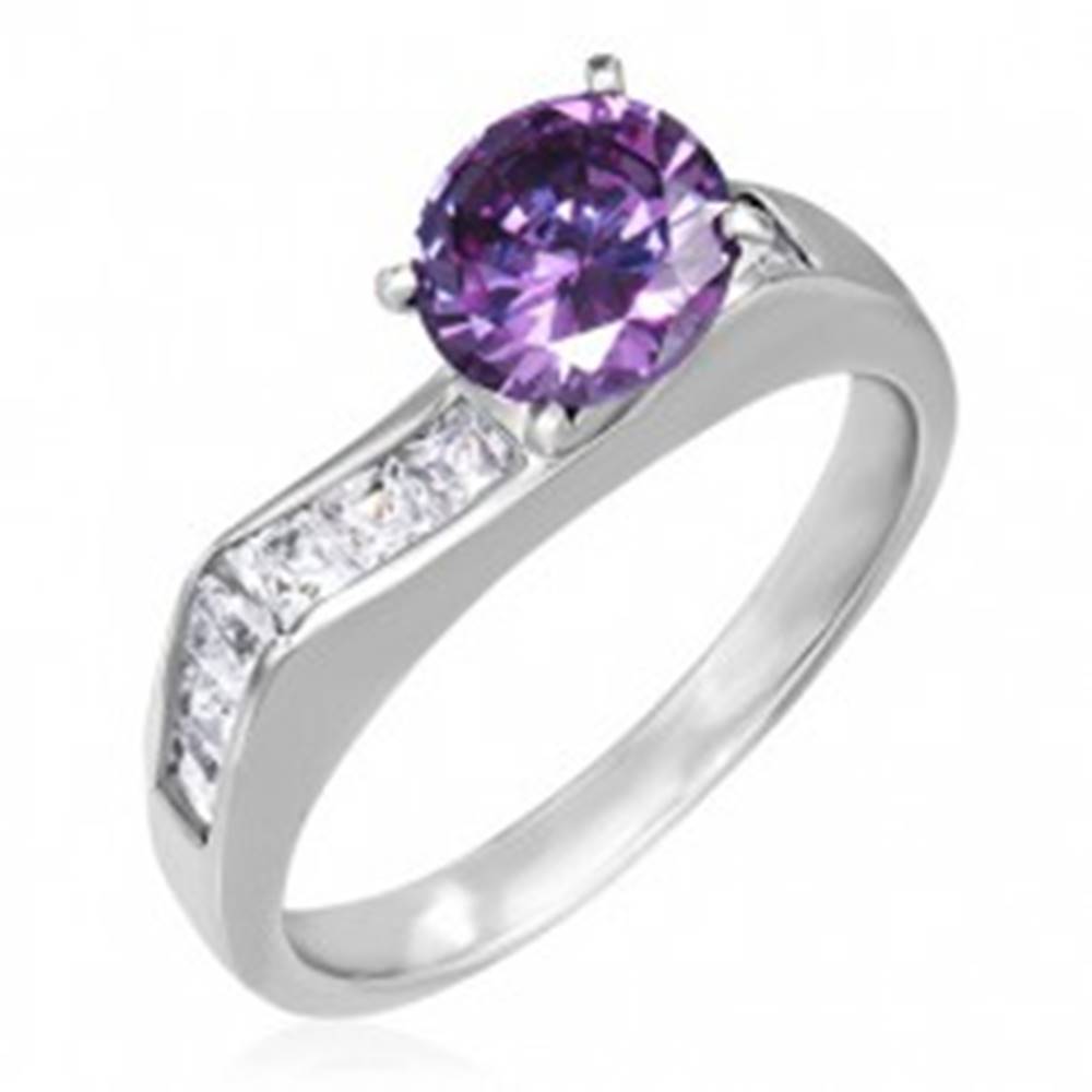 Šperky eshop Prsteň z ocele - výrazný fialový zirkón, štvorcové číre zirkóny - Veľkosť: 49 mm