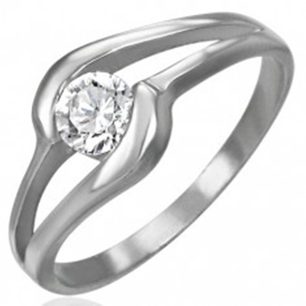 Šperky eshop Zásnubný prsteň z ocele 316L - žiarivý číry zirkón v strede výrezu - Veľkosť: 49 mm
