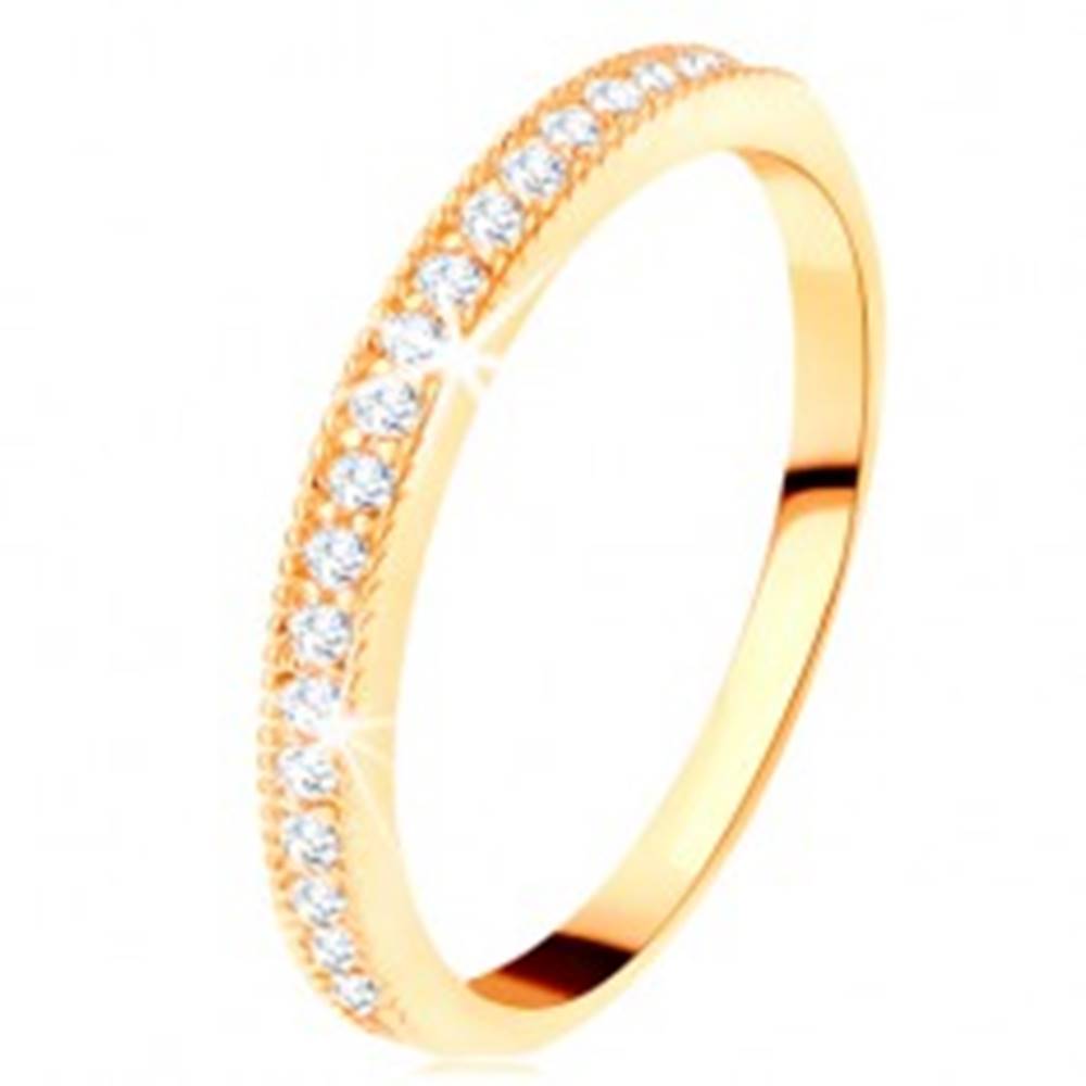 Šperky eshop Zlatý prsteň 585 - číry zirkónový pás s vyvýšeným vrúbkovaným lemom - Veľkosť: 49 mm