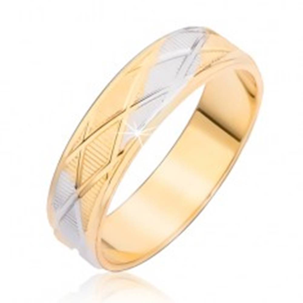 Šperky eshop Dvojfarebný prsteň s kosoštvorcovým vzorom a vertikálnymi ryhami - Veľkosť: 48 mm