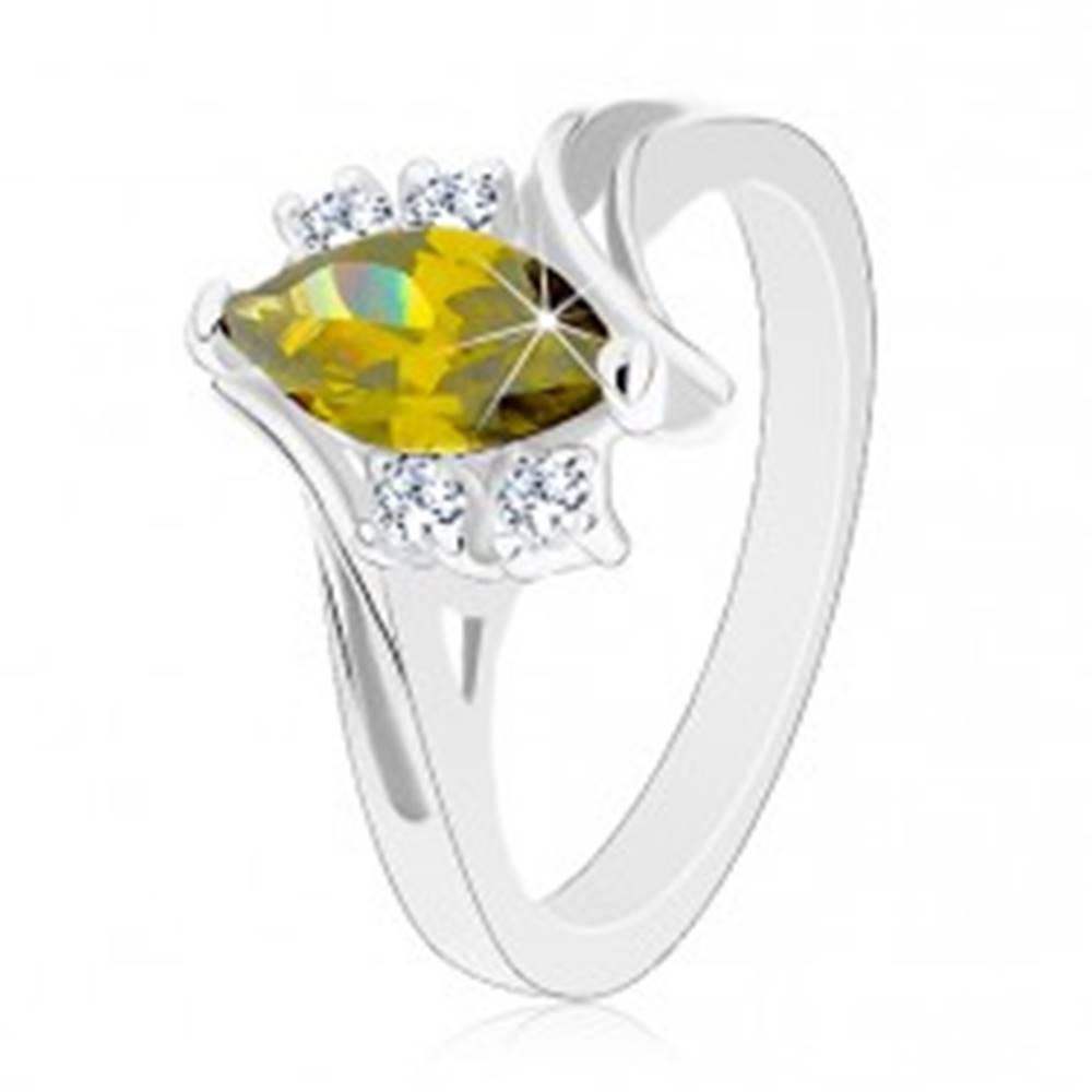 Šperky eshop Lesklý prsteň so strieborným odtieňom, brúsené zirkóny v zelenej a čírej farbe - Veľkosť: 49 mm