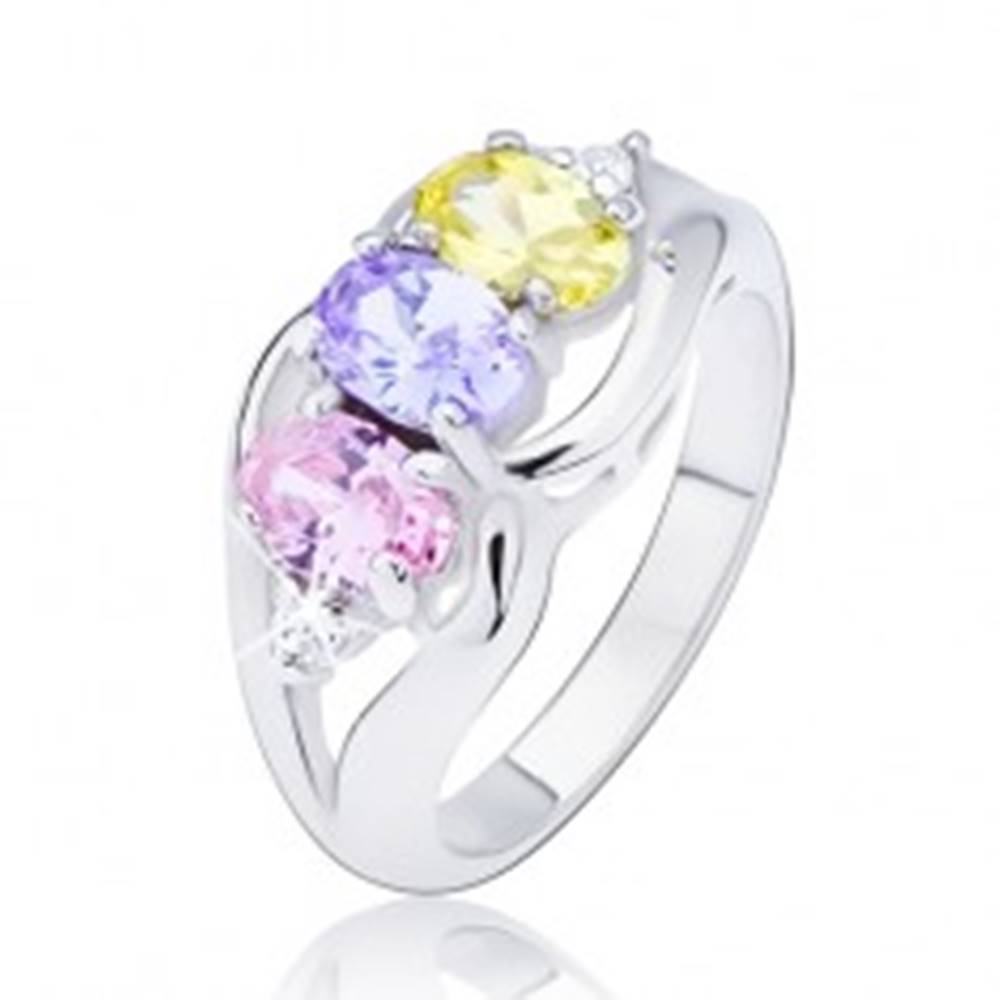 Šperky eshop Lesklý prsteň striebornej farby, tri farebné oválne zirkóny medzi vlnkami - Veľkosť: 49 mm
