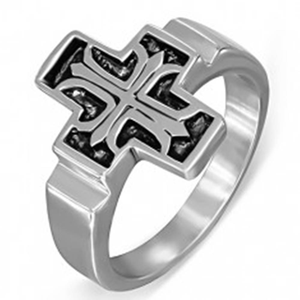 Šperky eshop Oceľový prsteň, Fleur de Lis v patinovanom latinskom kríži - Veľkosť: 54 mm