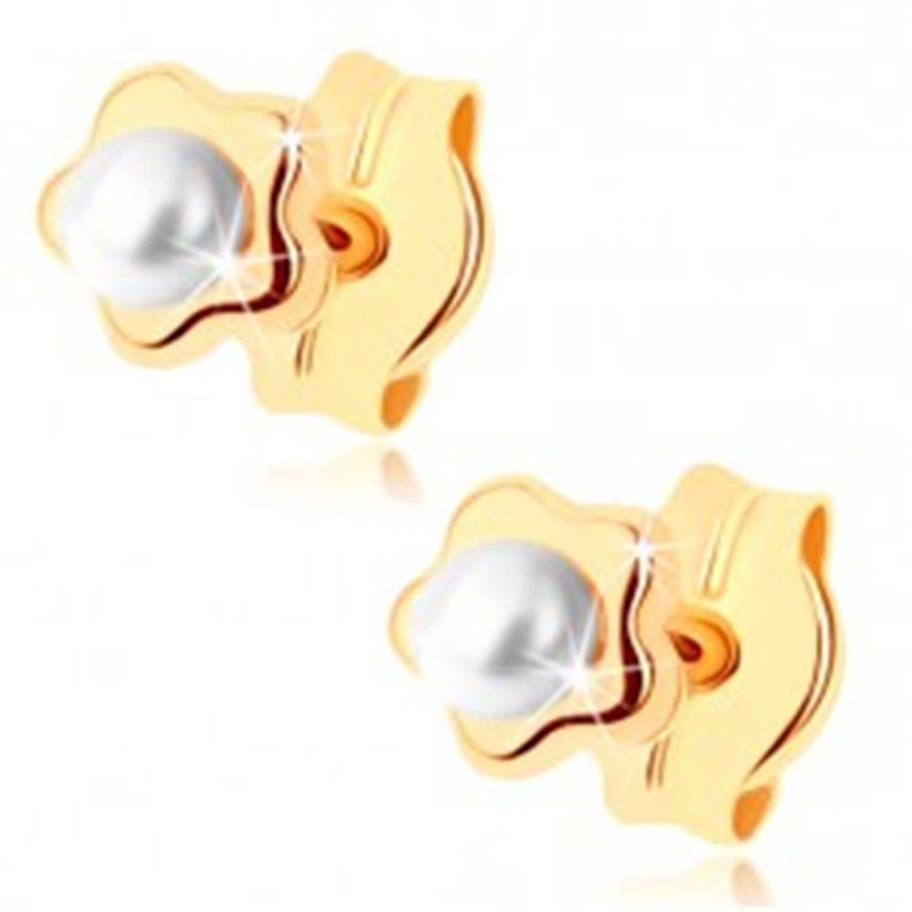 Šperky eshop Puzetové náušnice v žltom 9K zlate - drobný lesklý kvietok, biela perlička