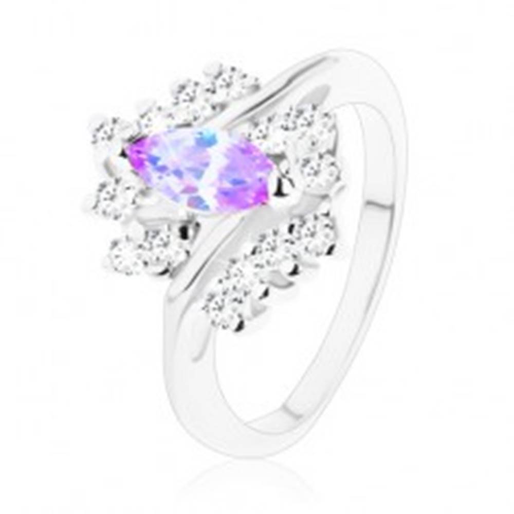 Šperky eshop Trblietavý prsteň so svetlofialovým zrnkom, zvlnený rad čírych zirkónov - Veľkosť: 49 mm