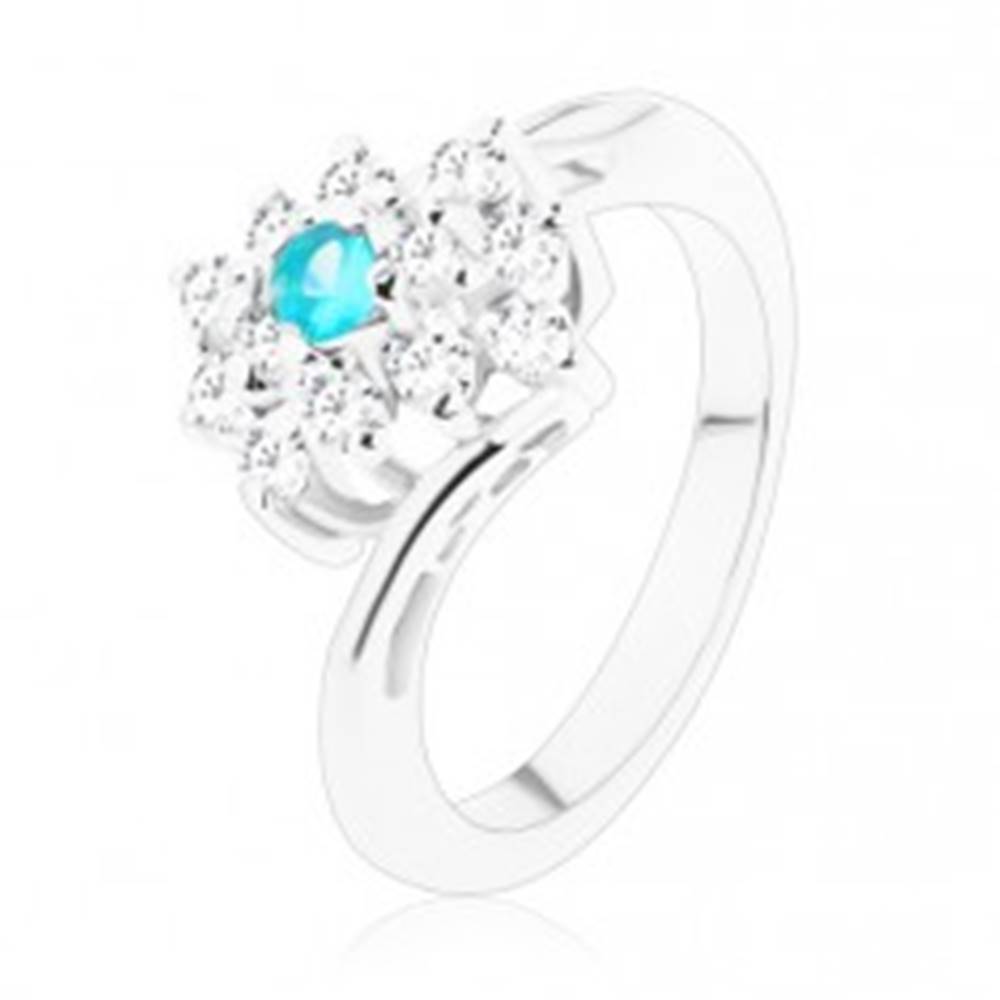 Šperky eshop Trblietavý prsteň v striebornom odtieni, obdĺžnik v čírej a svetlomodrej farbe - Veľkosť: 51 mm