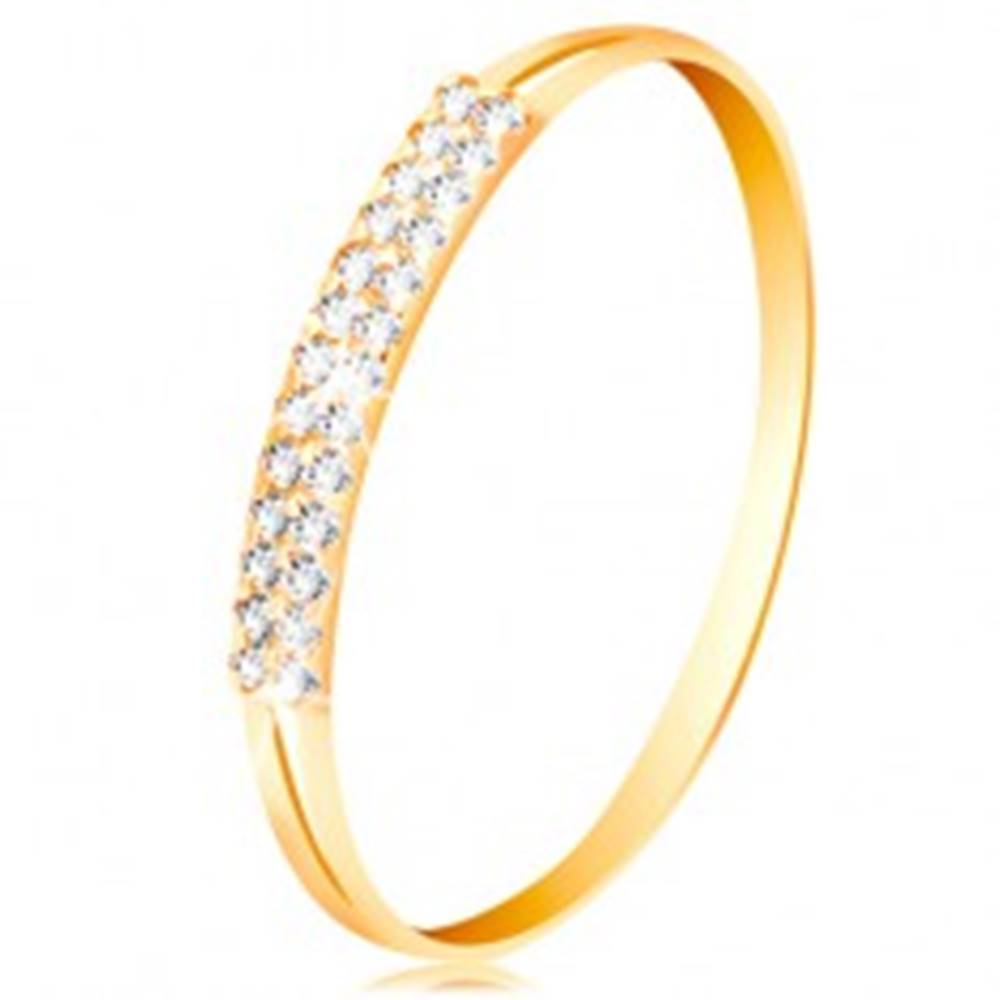 Šperky eshop Zlatý prsteň 585, ramená s výrezmi po stranách, línia čírych zirkónov - Veľkosť: 49 mm