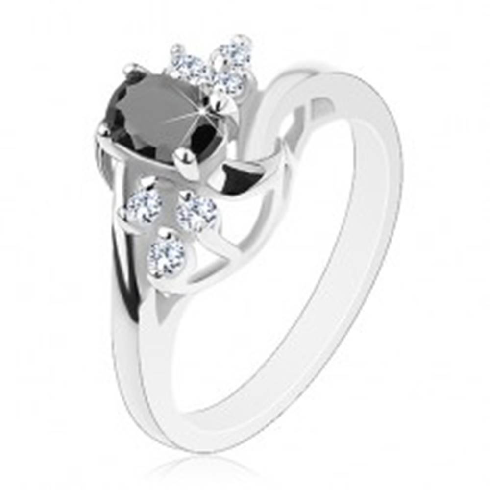 Šperky eshop Lesklý prsteň so zahnutými ramenami, čierny ovál, ligotavé číre zirkóniky, oblúčiky - Veľkosť: 50 mm