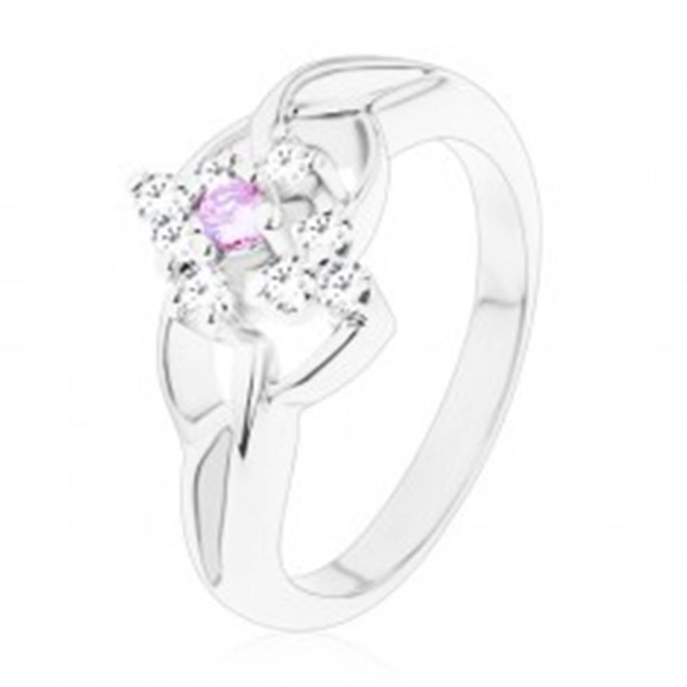 Šperky eshop Ligotavý prsteň so striebornou farbou, rozdelené ramená, fialové a číre zirkóny - Veľkosť: 54 mm