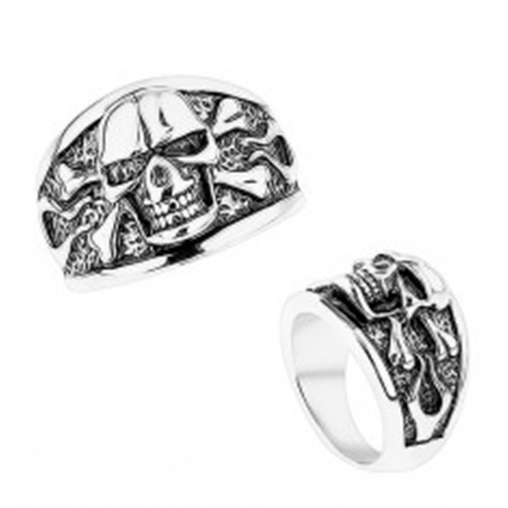 Šperky eshop Mohutný prsteň z ocele 316L, vypuklá lebka s prekríženými kosťami, čierna patina - Veľkosť: 56 mm