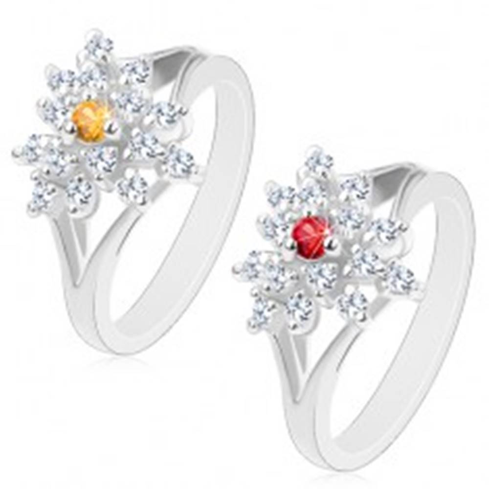 Šperky eshop Trblietavý prsteň s rozdelenými ramenami, číry zirkónový kvietok, farebný stred - Veľkosť: 53 mm, Farba: Červená