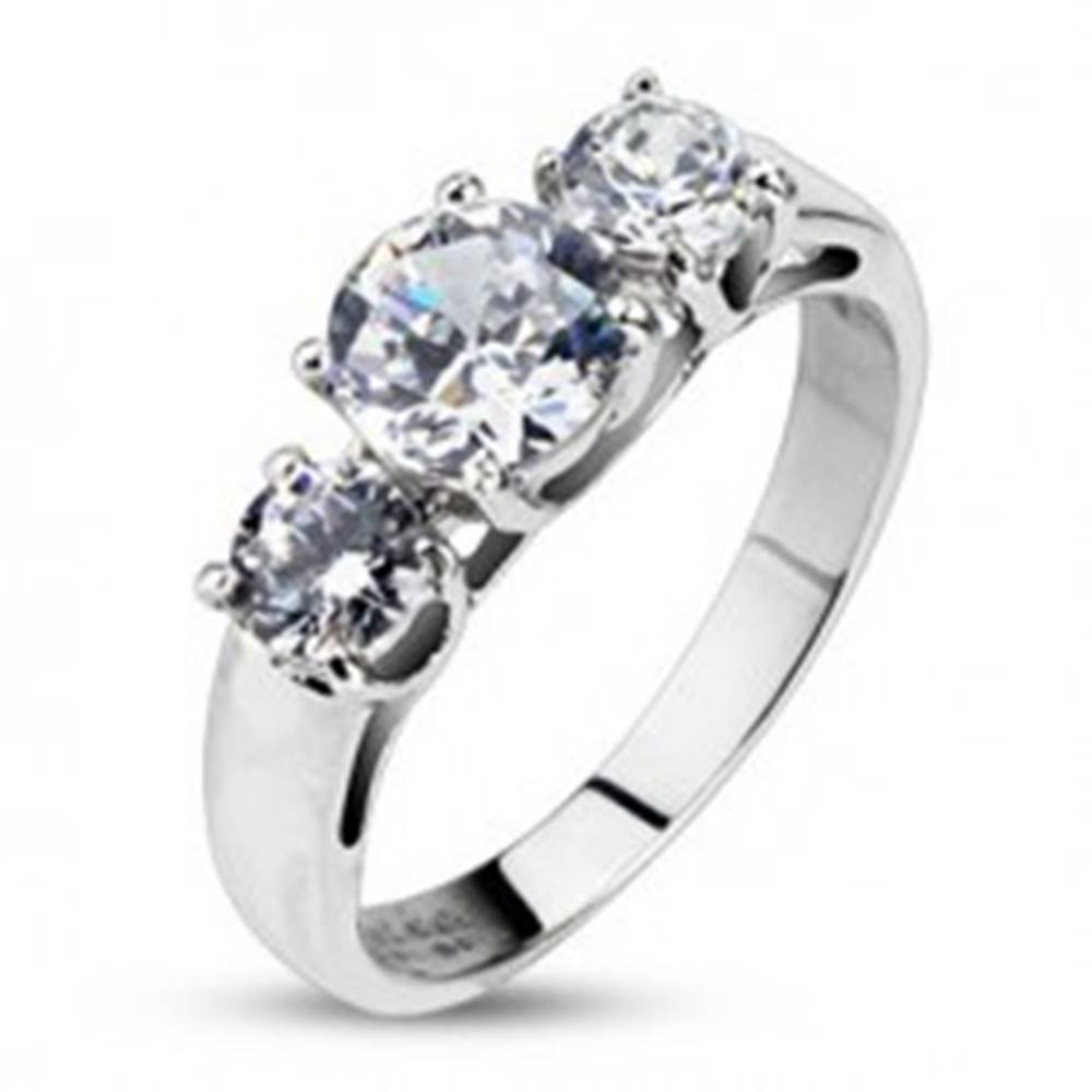 Šperky eshop Zásnubný prsteň - tri vsadené číre zirkóny - Veľkosť: 48 mm