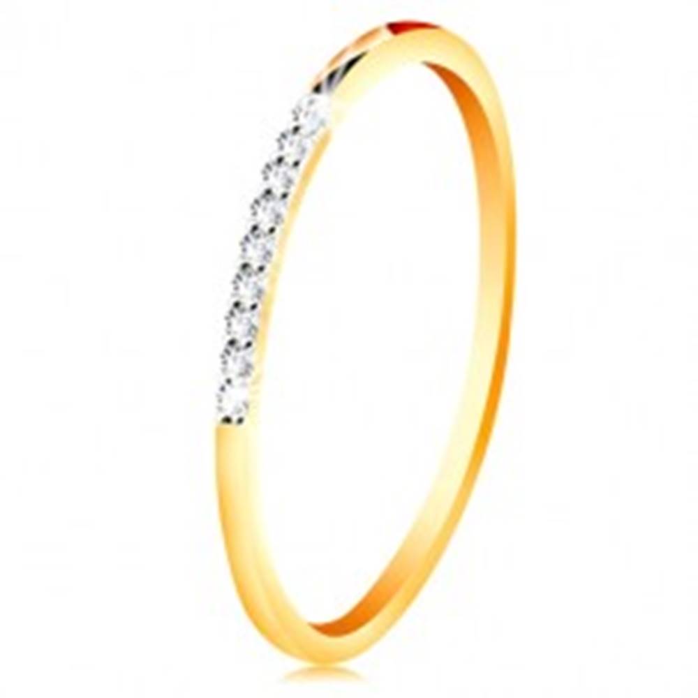 Šperky eshop Zlatý 14K prsteň - tenké lesklé ramená, ligotavá číra zirkónová línia - Veľkosť: 49 mm