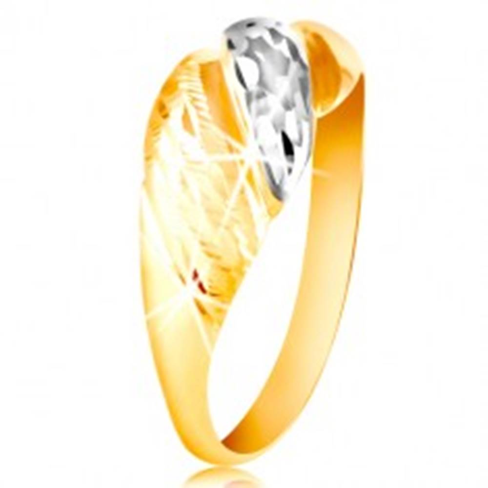 Šperky eshop Zlatý prsteň 585 - vypuklé pásy žltého a bieleho zlata, ligotavé ryhy - Veľkosť: 48 mm