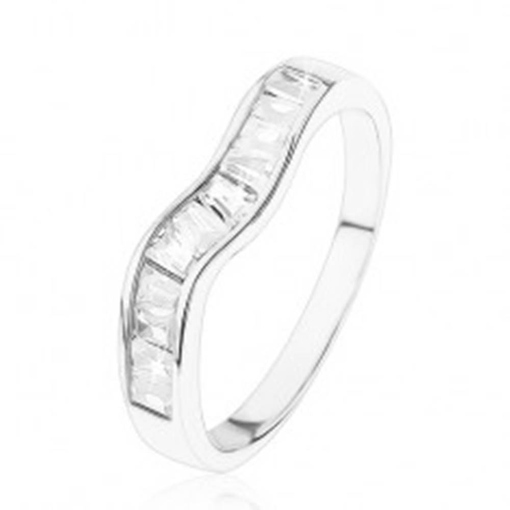 Šperky eshop Ligotavý strieborný prsteň 925, zvlnená línia, číre zirkónové lichobežníky - Veľkosť: 49 mm