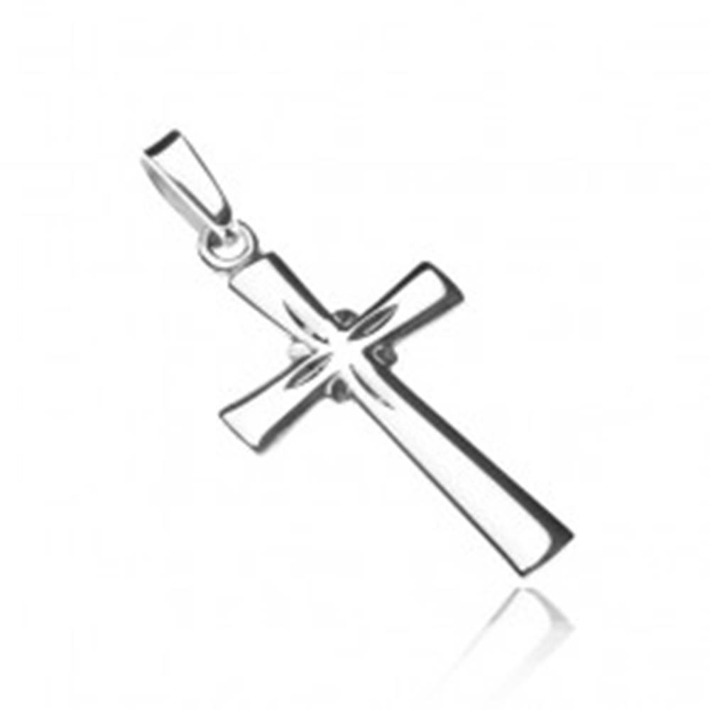 Šperky eshop Strieborný prívesok 925 - lesklý kríž, gravírované lúče