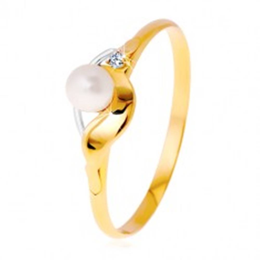 Šperky eshop Diamantový prsteň zo 14K zlata, dvojfarebné vlnky, číry briliant a biela perla - Veľkosť: 49 mm