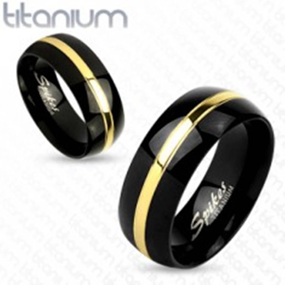 Šperky eshop Dvojfarebný prsteň z titánu, čierny oblý povrch, pás zlatej farby, 6 mm - Veľkosť: 49 mm
