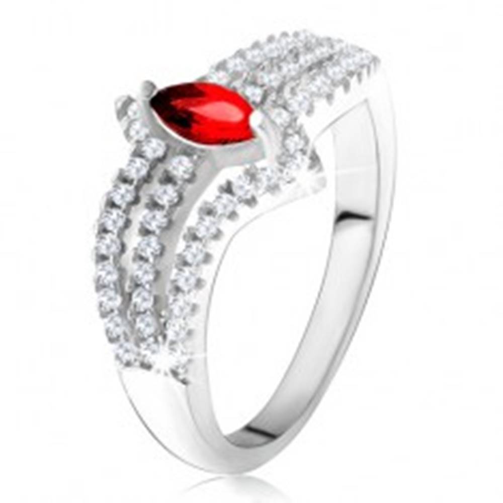 Šperky eshop Prsteň zo striebra 925, červený zrniečkový kameň, tri zirkónové línie - Veľkosť: 49 mm