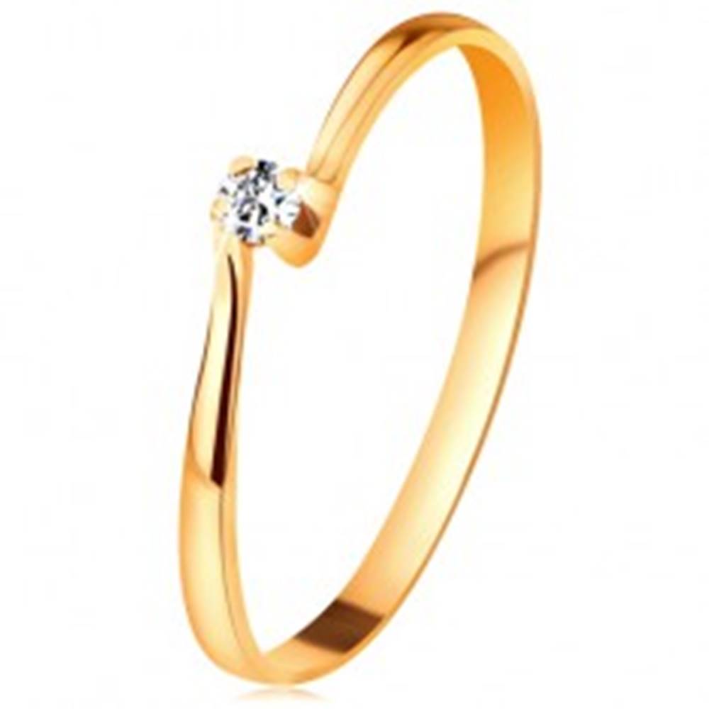 Šperky eshop Briliantový prsteň zo žltého 14K zlata - diamant v kotlíku medzi zúženými ramenami - Veľkosť: 49 mm