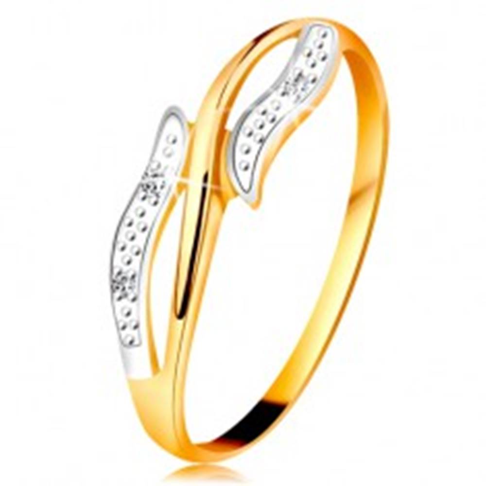 Šperky eshop Diamantový prsteň zo 14K zlata, zvlnené dvojfarebné ramená, tri číre diamanty - Veľkosť: 49 mm