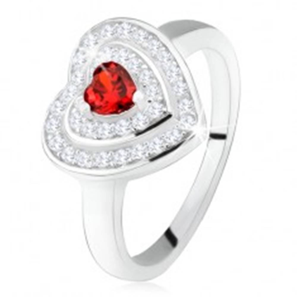 Šperky eshop Prsteň s červeným zirkónovým srdiečkom, číre zirkóny - obrysy sŕdc, striebro 925 - Veľkosť: 50 mm