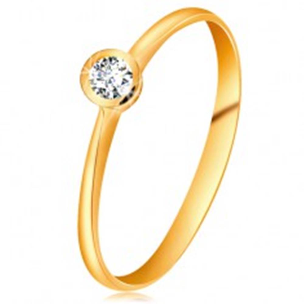Šperky eshop Prsteň zo žltého 14K zlata - ligotavý číry briliant v lesklej objímke, zúžené ramená - Veľkosť: 49 mm