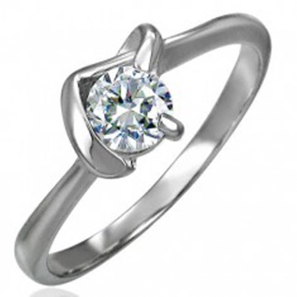 Šperky eshop Snubný prsteň z chirurgickej ocele s véčkovým úchytom a čírym zirkónom - Veľkosť: 49 mm