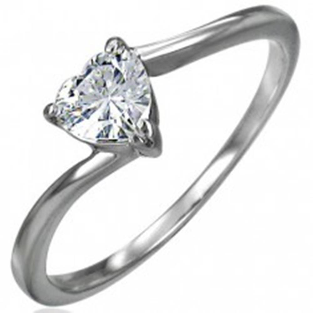 Šperky eshop Zásnubný oceľový prsteň, zirkónové srdiečko čírej farby, úzke zahnuté ramená - Veľkosť: 49 mm