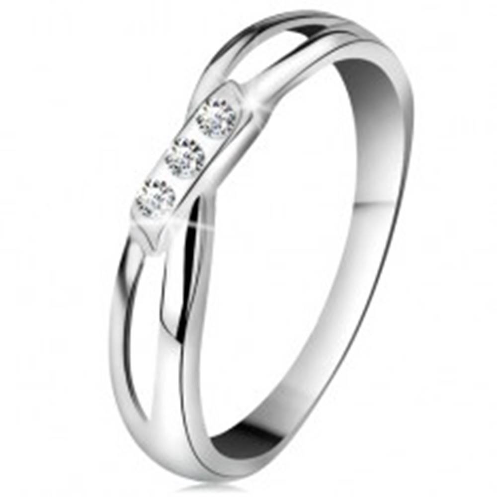 Šperky eshop Zlatý 14K prsteň - tri okrúhle diamanty čírej farby, rozdelené ramená, biele zlato - Veľkosť: 49 mm